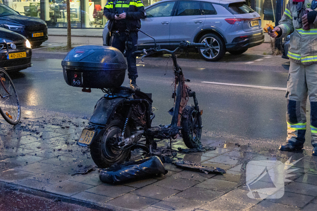Brommer gaat in vlammen op