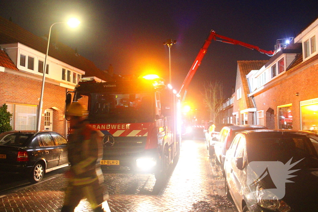 Brandweer veegt schoorsteen van woning