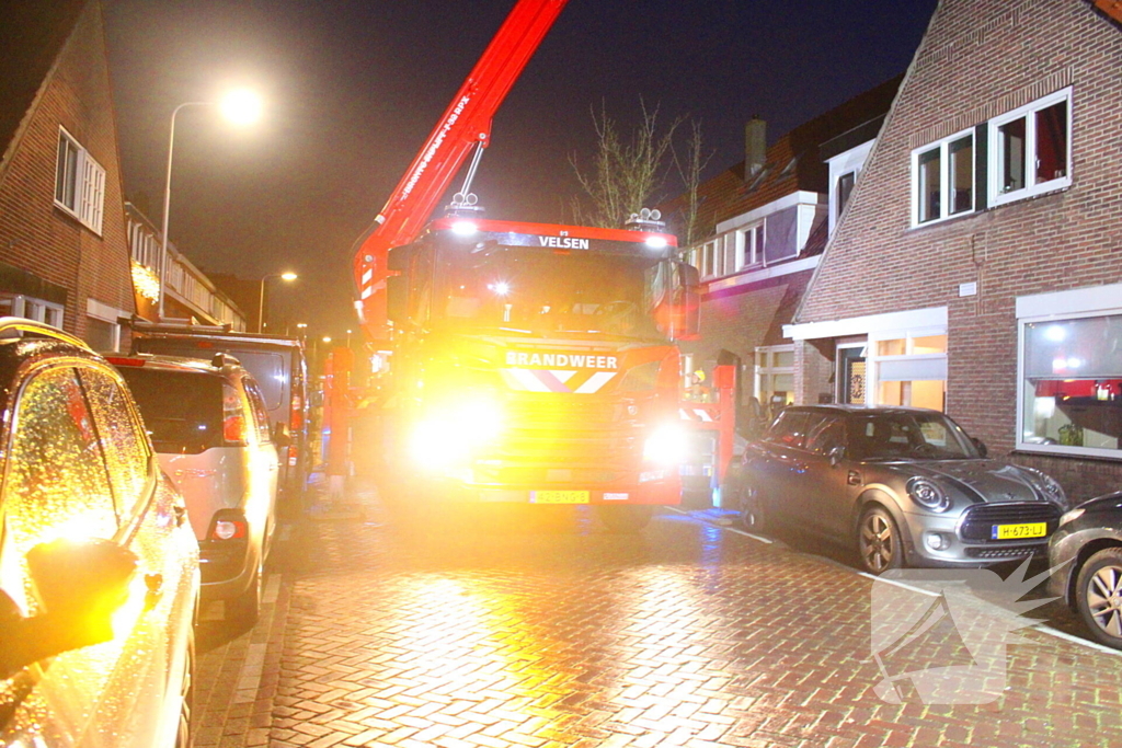 Brandweer veegt schoorsteen van woning