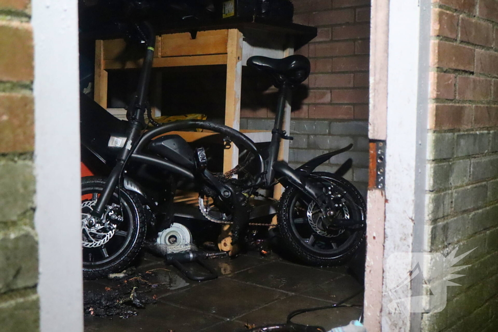 Mini e-bike vliegt in brand tijdens opladen