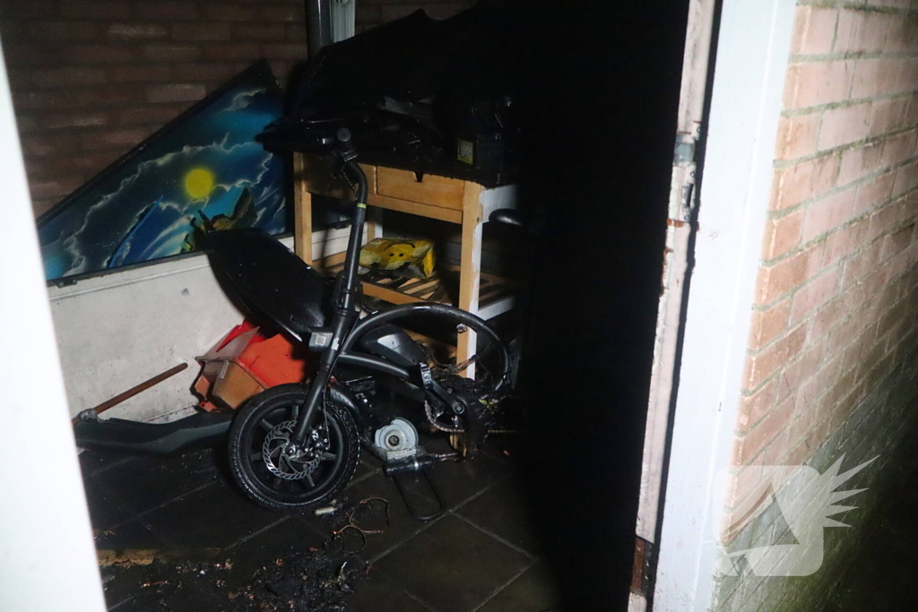 Mini e-bike vliegt in brand tijdens opladen