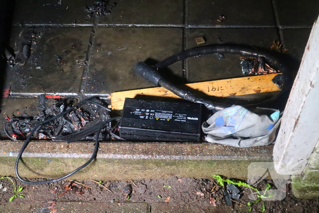 Mini e-bike vliegt in brand tijdens opladen