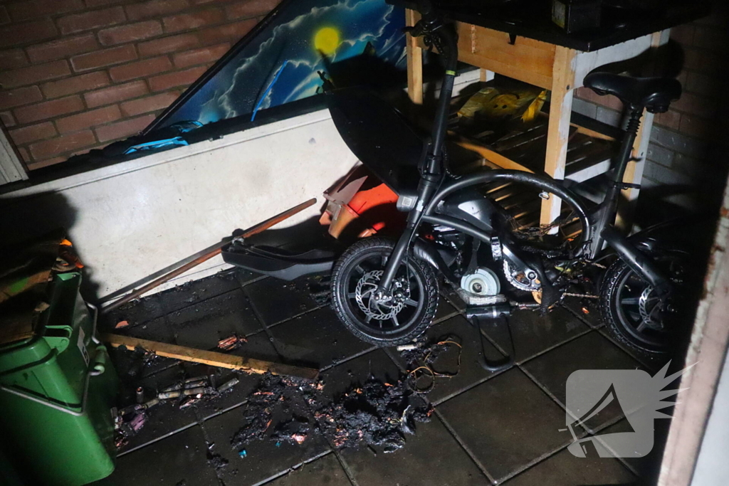 Mini e-bike vliegt in brand tijdens opladen