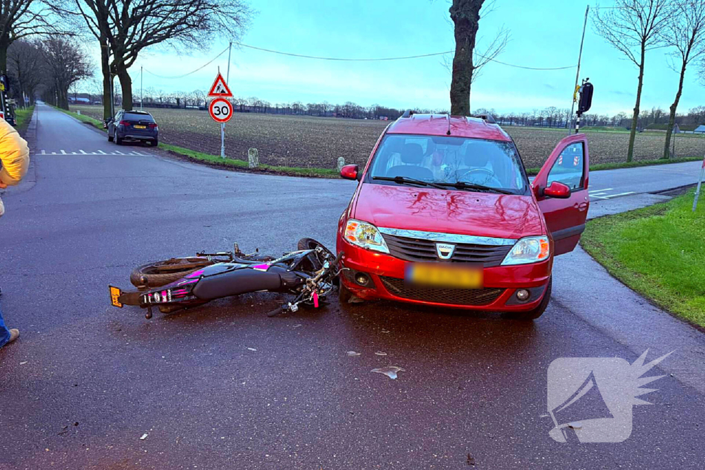 Brommerrijder botst op afslaande auto
