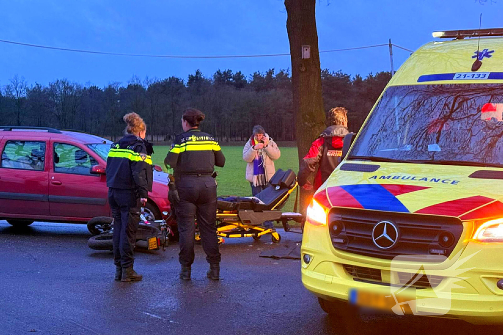 Brommerrijder botst op afslaande auto