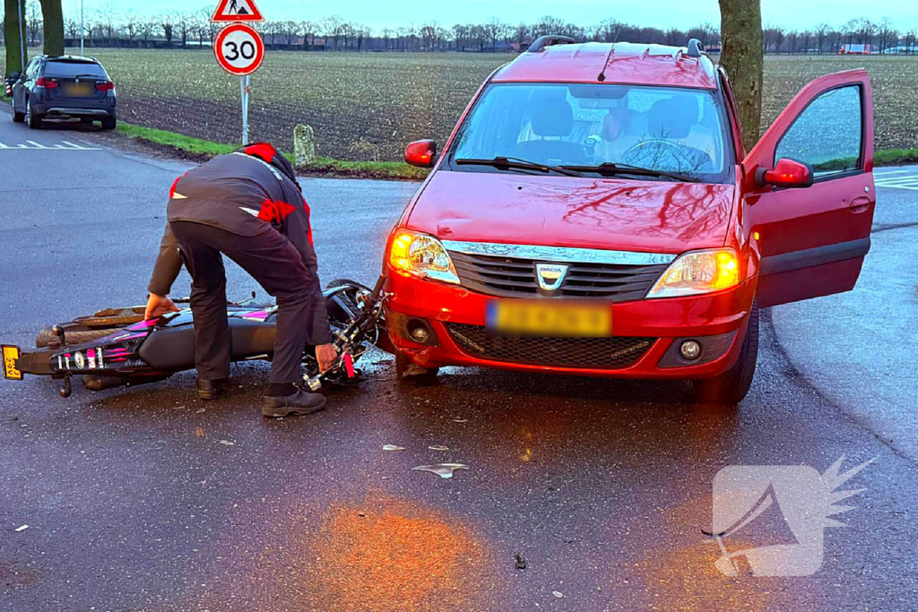 Brommerrijder botst op afslaande auto