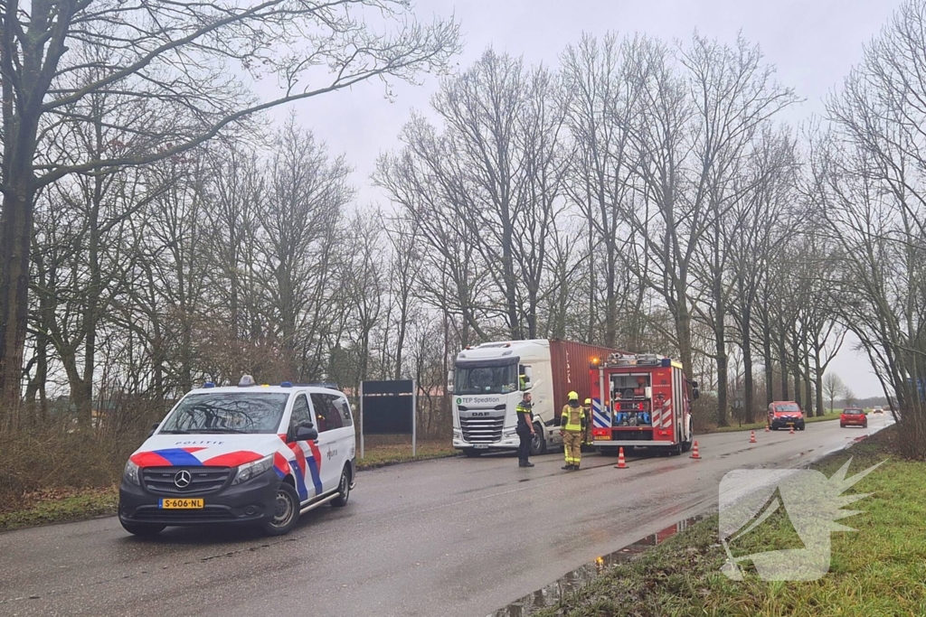 Brandweer controleert vrachtwagentrailer na brandmelding