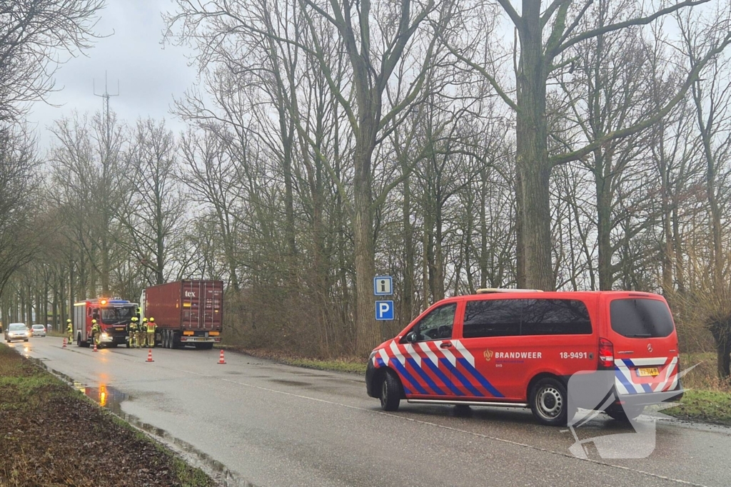 Brandweer controleert vrachtwagentrailer na brandmelding