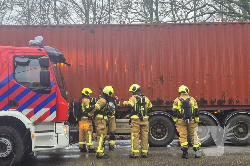 Brandweer controleert vrachtwagentrailer na brandmelding