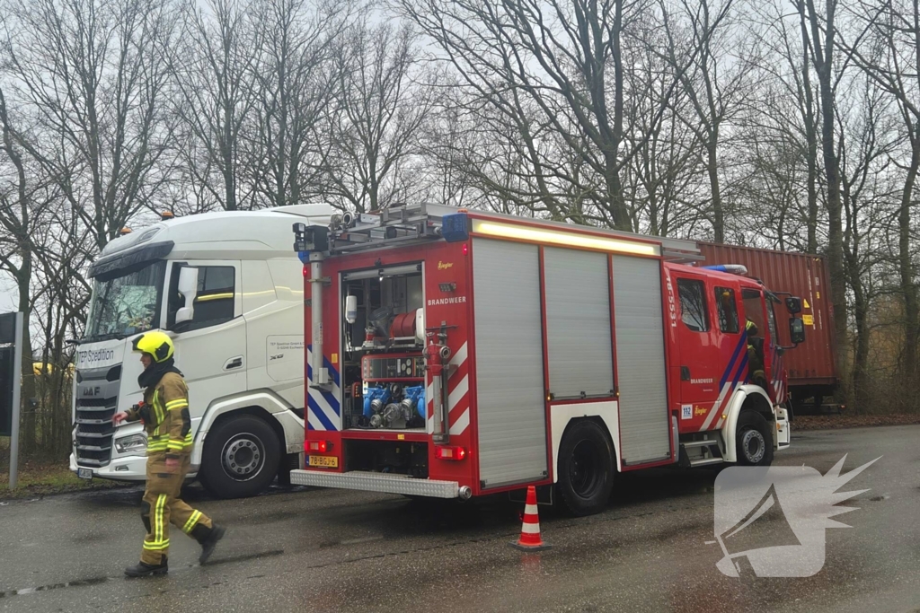 Brandweer controleert vrachtwagentrailer na brandmelding
