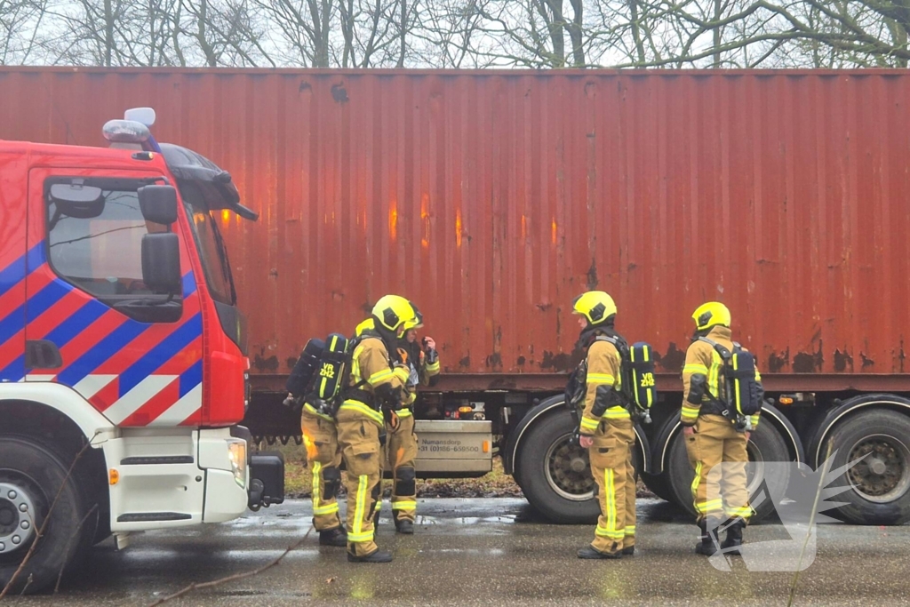 Brandweer controleert vrachtwagentrailer na brandmelding