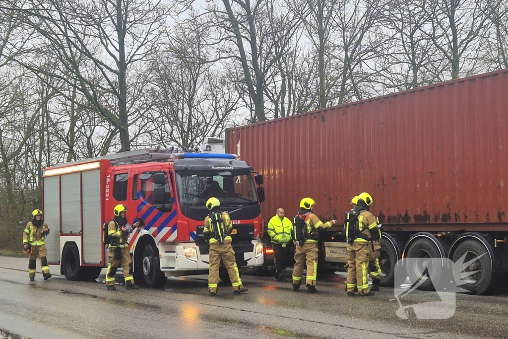 Brandweer controleert vrachtwagentrailer na brandmelding