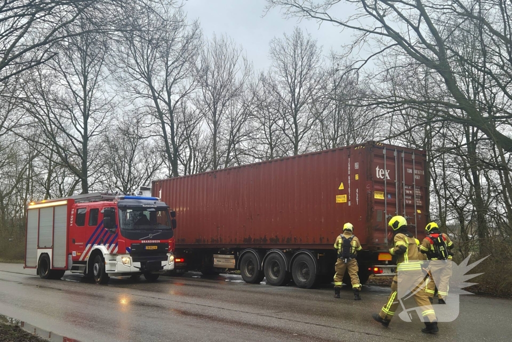 Brandweer controleert vrachtwagentrailer na brandmelding