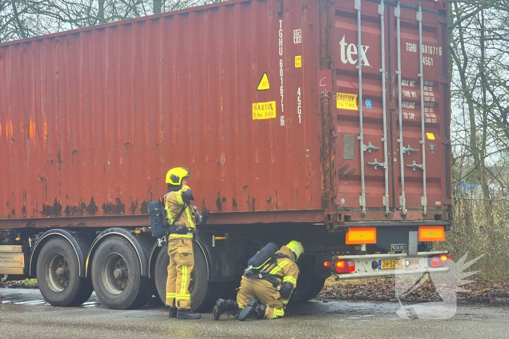 Brandweer controleert vrachtwagentrailer na brandmelding