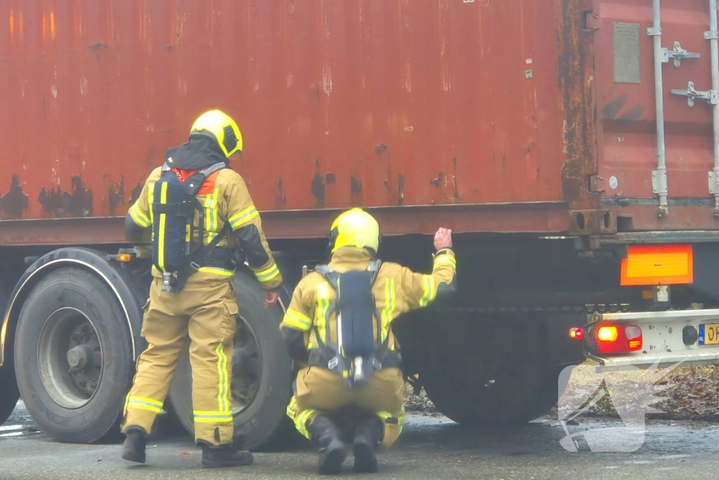 Brandweer controleert vrachtwagentrailer na brandmelding