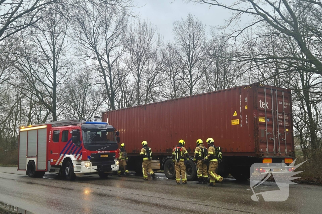 Brandweer controleert vrachtwagentrailer na brandmelding