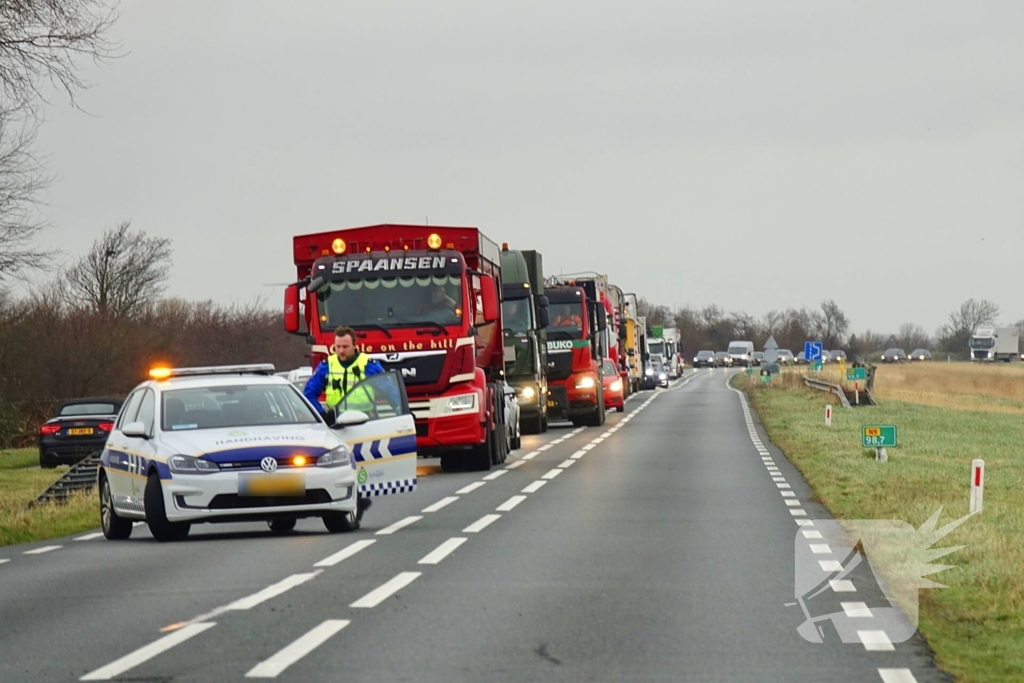 Motorrijder glijdt uit en raakt gewond