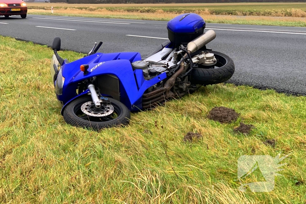 Motorrijder glijdt uit en raakt gewond