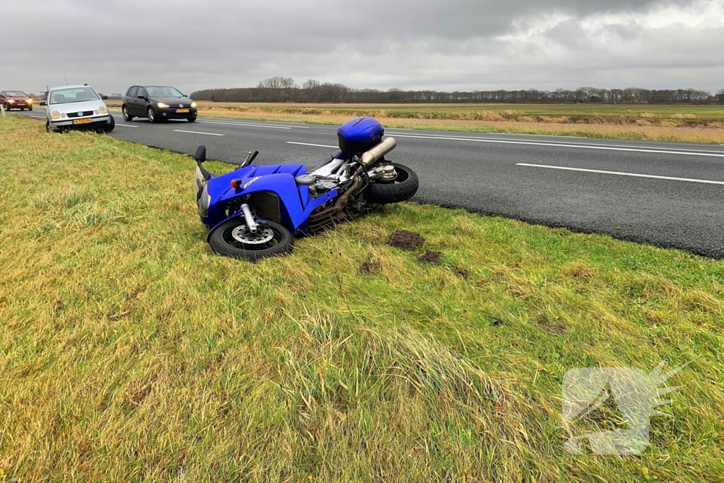 Motorrijder glijdt uit en raakt gewond