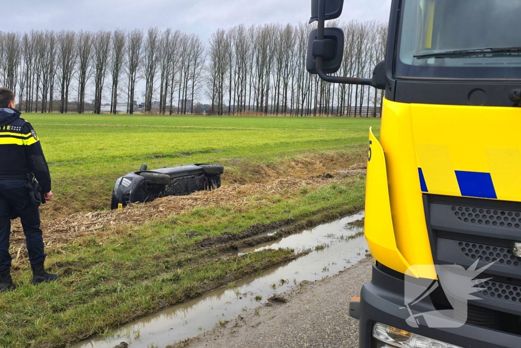 Bestuurder belandt in sloot na uitwijkmanoeuvre