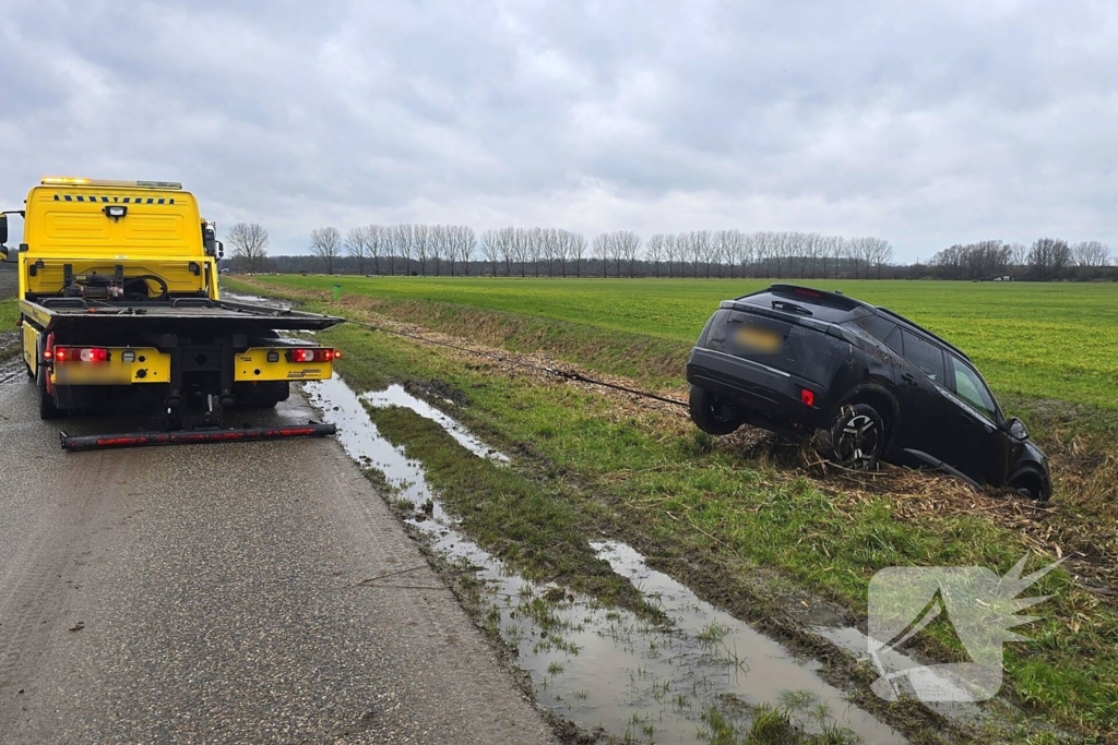 Bestuurder belandt in sloot na uitwijkmanoeuvre