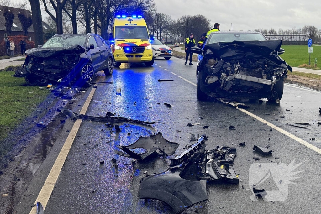 Bestuurder gewond bij frontale aanrijding
