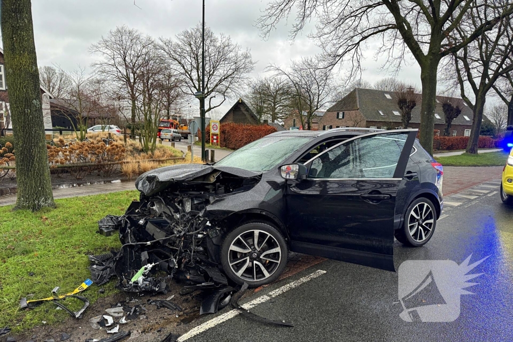 Bestuurder gewond bij frontale aanrijding