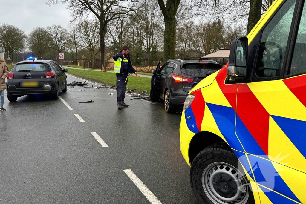 Bestuurder gewond bij frontale aanrijding