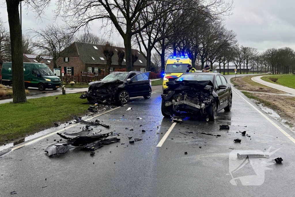 Bestuurder gewond bij frontale aanrijding
