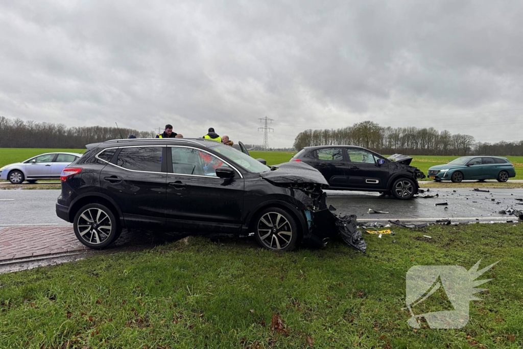 Bestuurder gewond bij frontale aanrijding