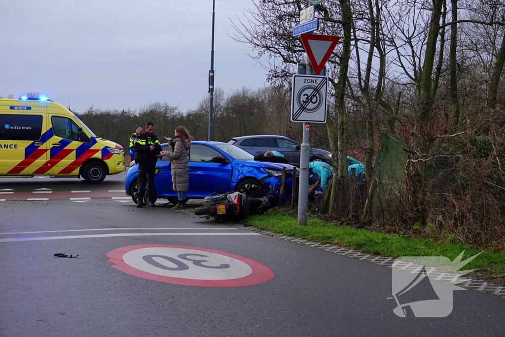 Scooterrijder klapt op personenauto