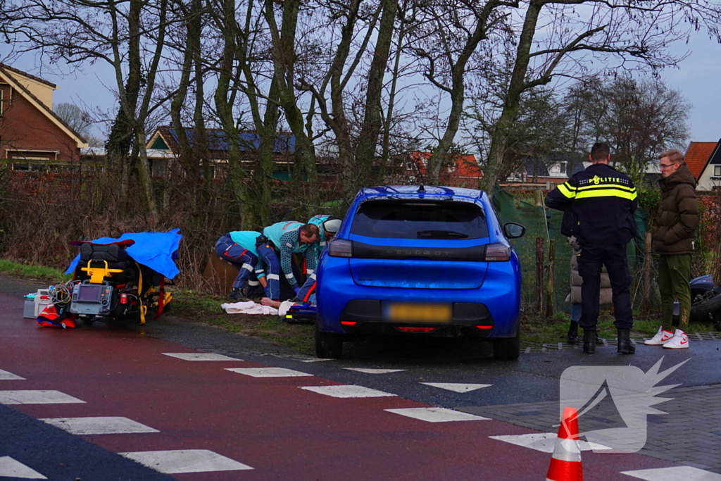Scooterrijder klapt op personenauto