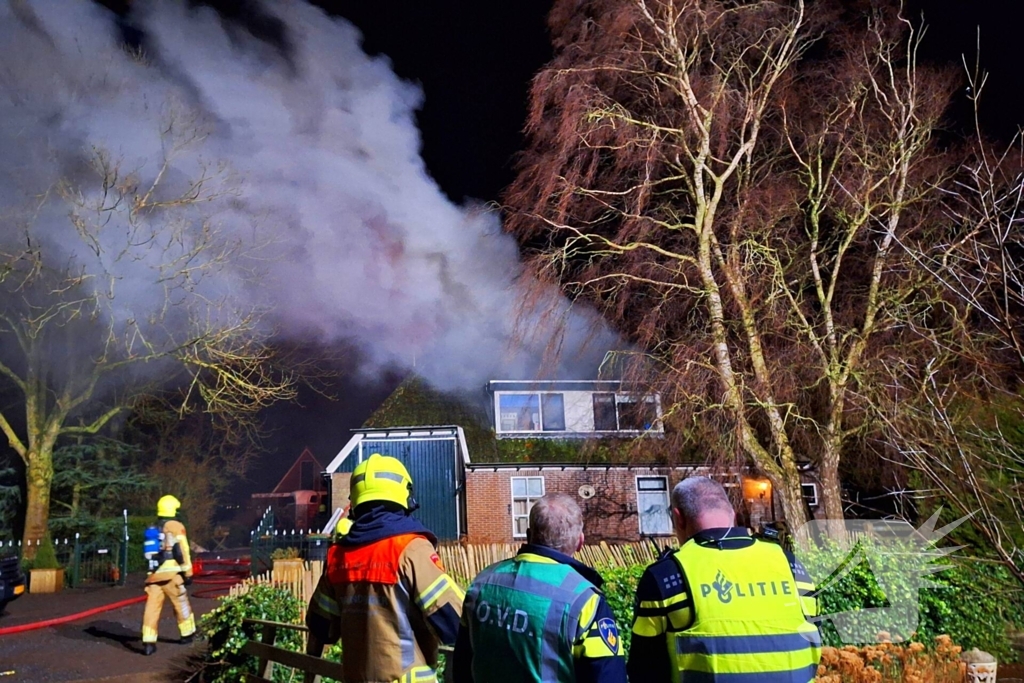 Schoorsteenbrand slaat over na rietenkap