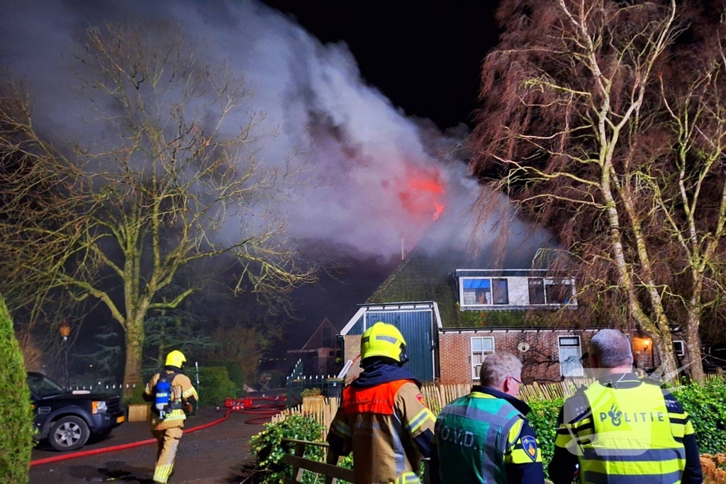 Schoorsteenbrand slaat over na rietenkap