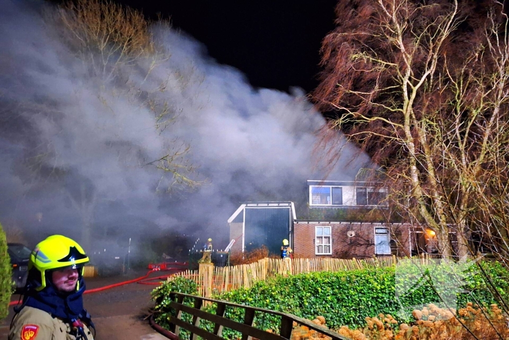 Schoorsteenbrand slaat over na rietenkap