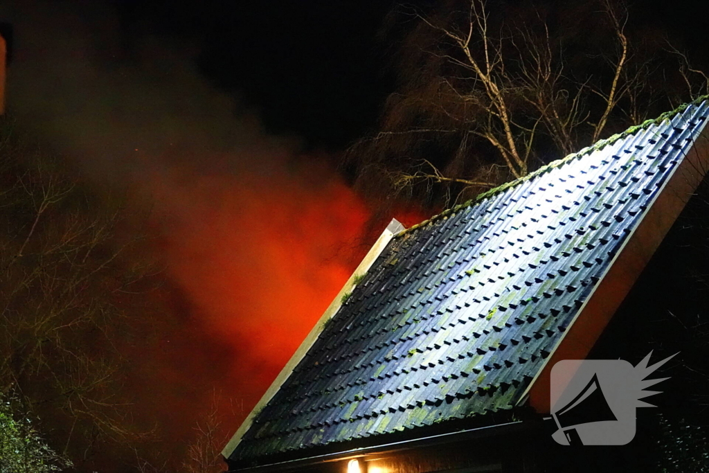 Schoorsteenbrand slaat over na rietenkap