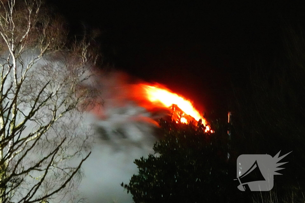 Schoorsteenbrand slaat over na rietenkap