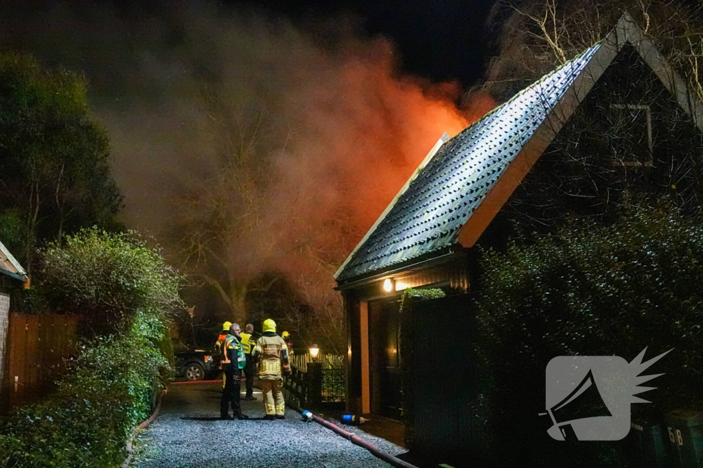 Schoorsteenbrand slaat over na rietenkap