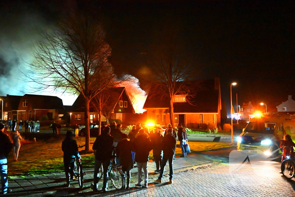 Felle uitslaande brand in loods met auto's