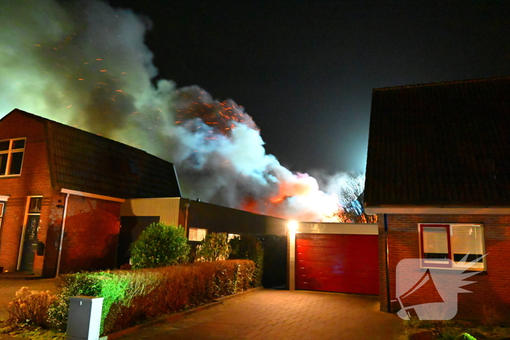 Felle uitslaande brand in loods met auto's