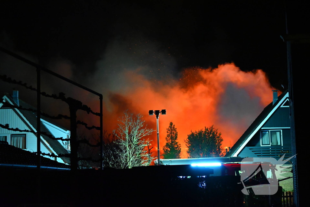 Felle uitslaande brand in loods met auto's