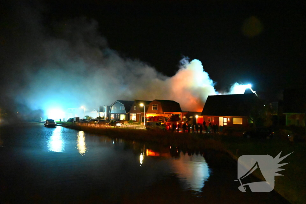 Felle uitslaande brand in loods met auto's