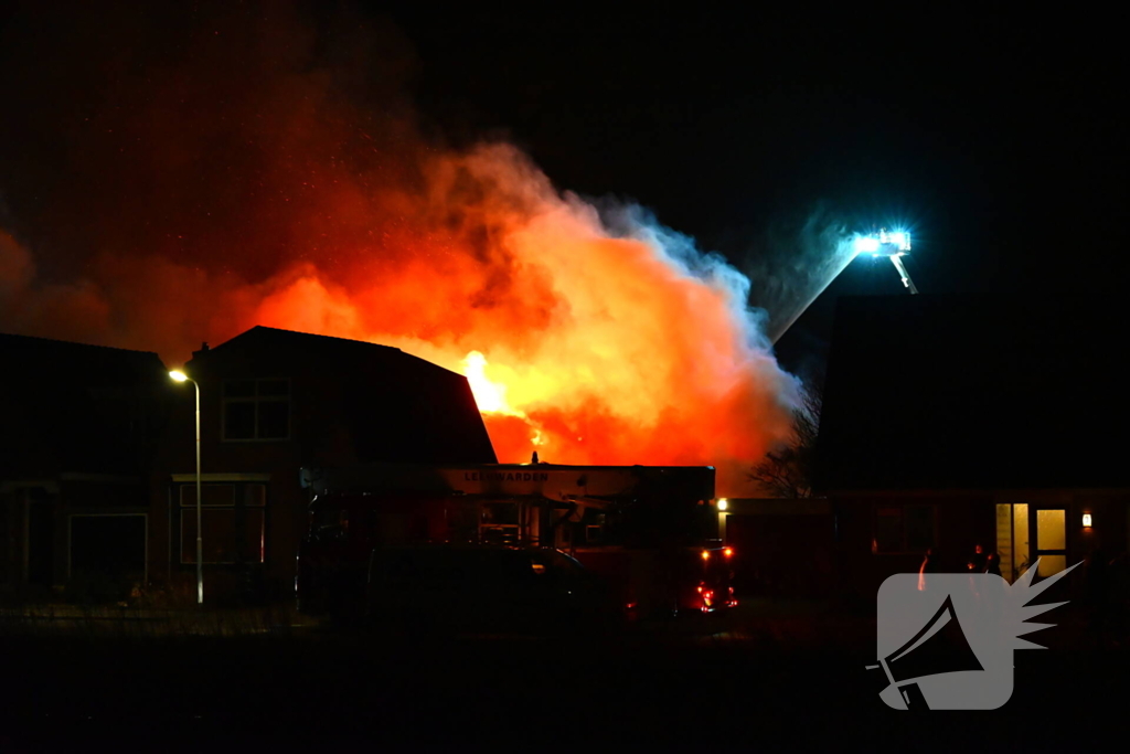 Felle uitslaande brand in loods met auto's