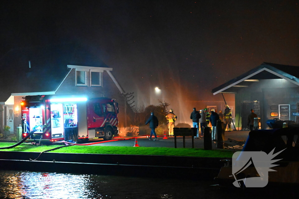 Felle uitslaande brand in loods met auto's