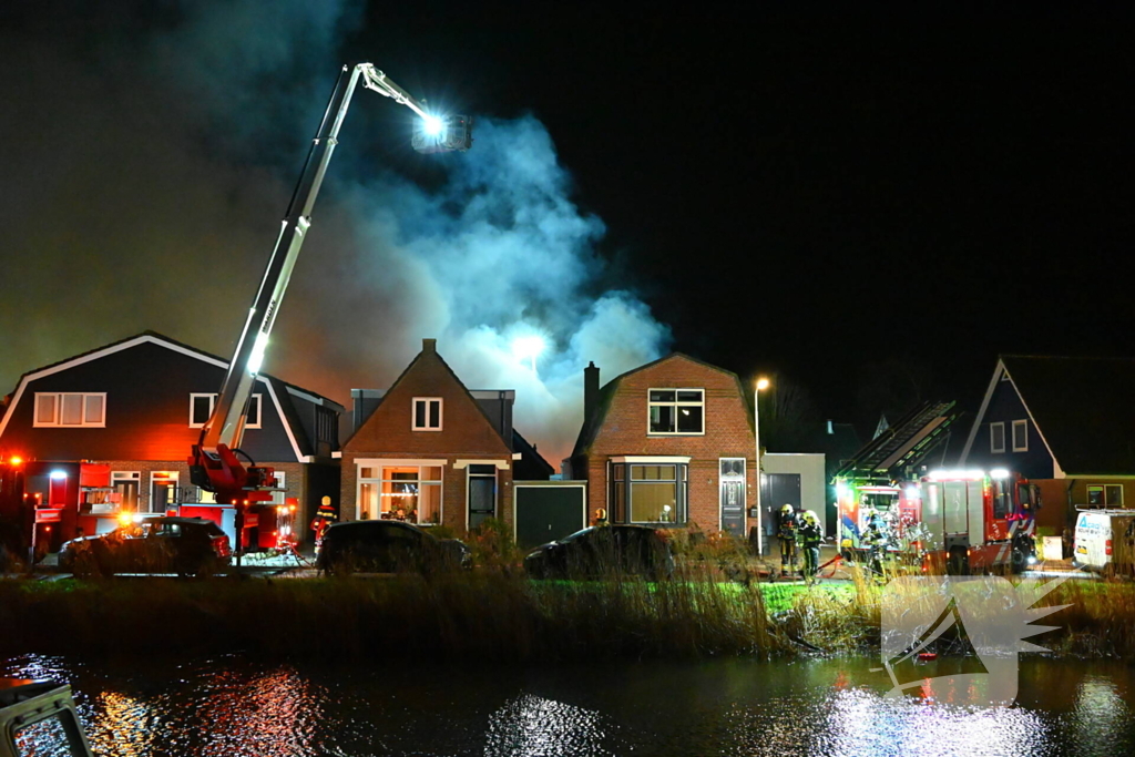 Felle uitslaande brand in loods met auto's