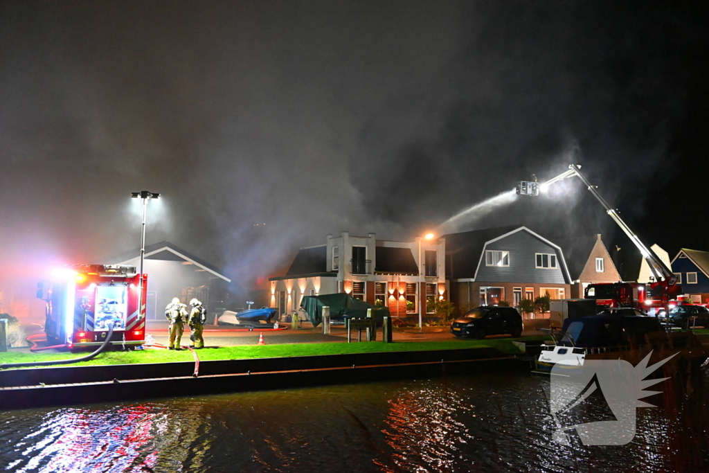 Felle uitslaande brand in loods met auto's