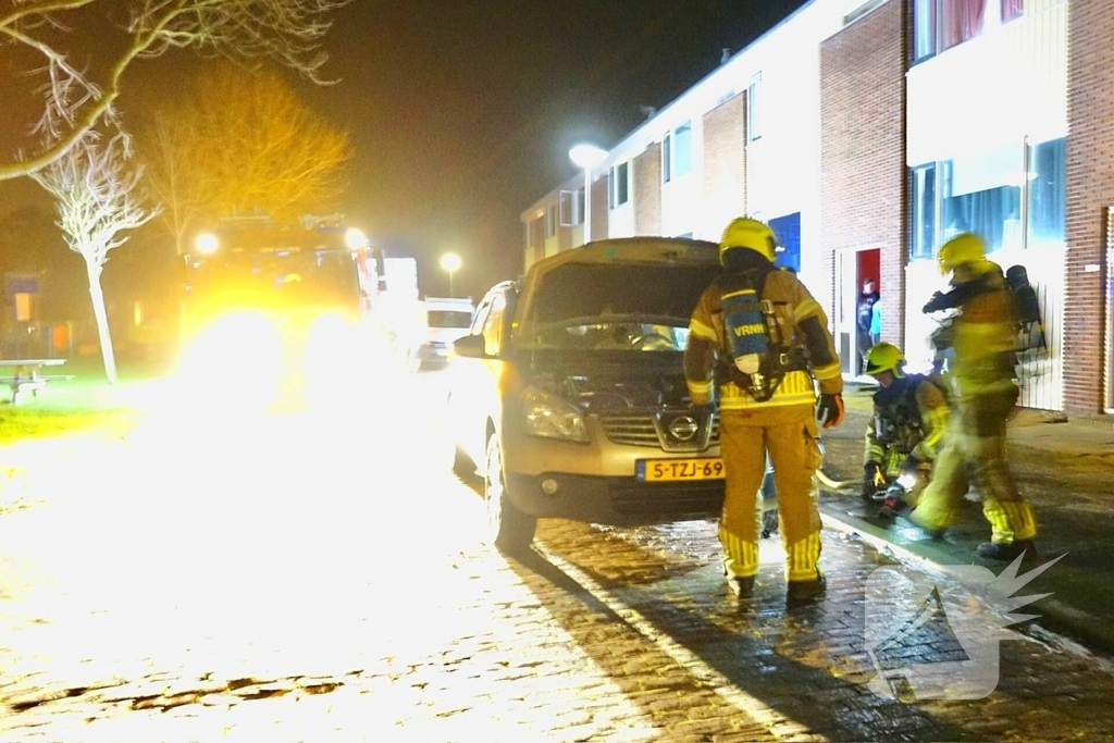Brandweer blust brand in voertuig