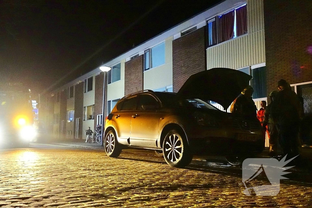 Brandweer blust brand in voertuig
