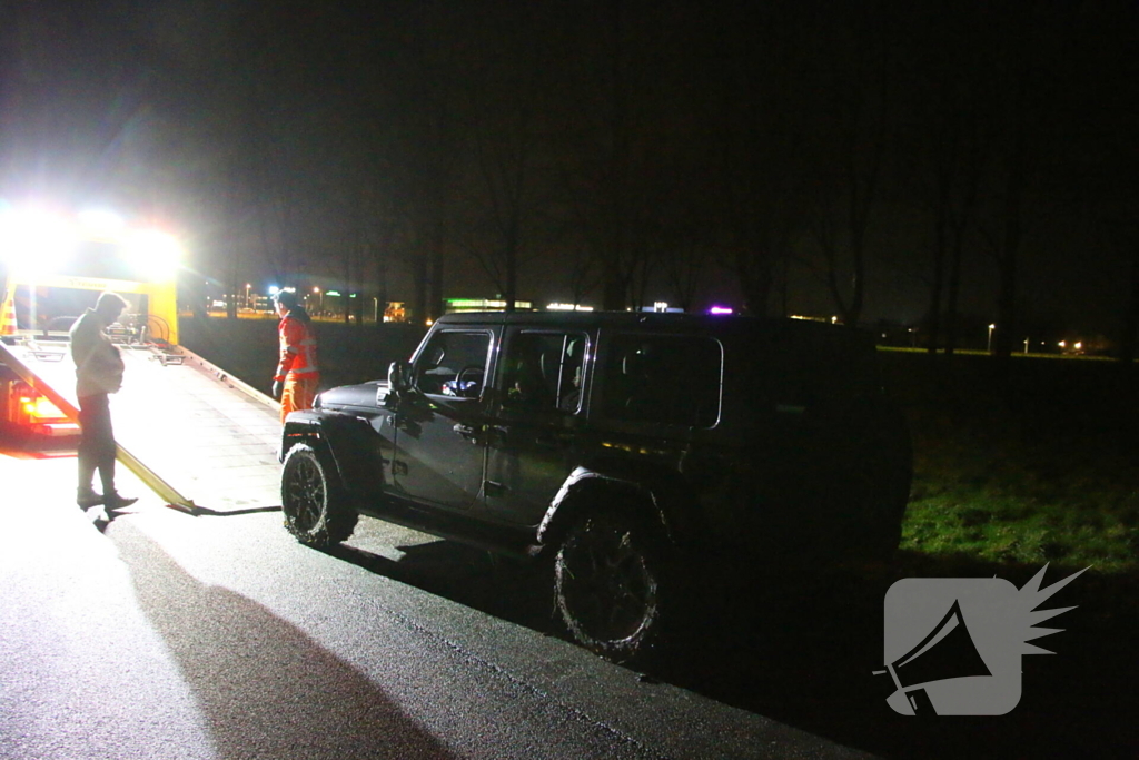 Automobilist komt vast te zitten in drassige grasveld