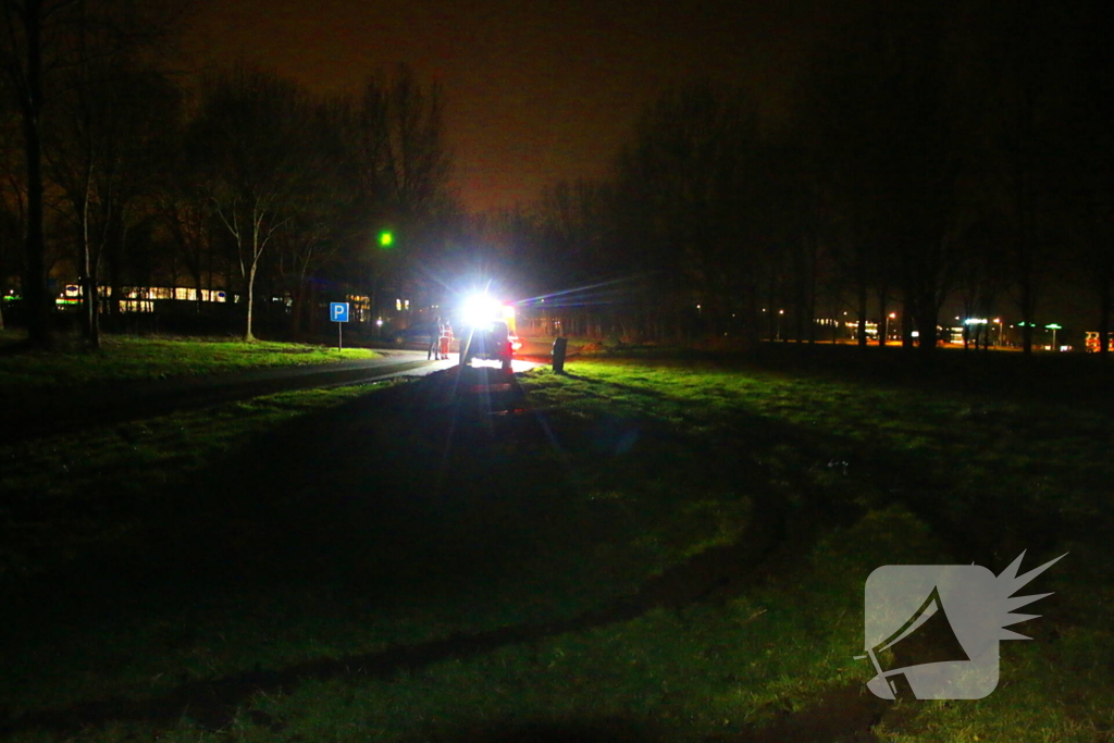 Automobilist komt vast te zitten in drassige grasveld